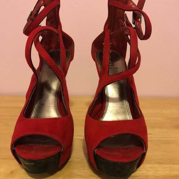Bakers Strappy red suede w black heel zip closure - Picture 4 of 4